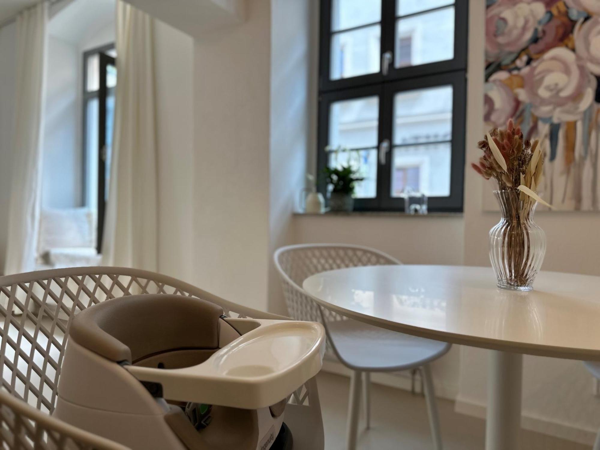 Apartment Super Zentral Mit Parkplatz, Fenster Verspiegelt *